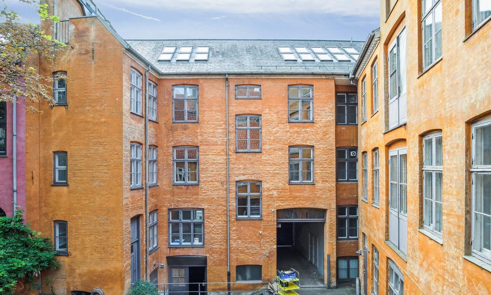 Bygningerne rummer et samlet areal på 2.764 m2 ekskl. tagetager. Bygningerne rummer et samlet areal på 2.764 m2 ekskl. tagetager.