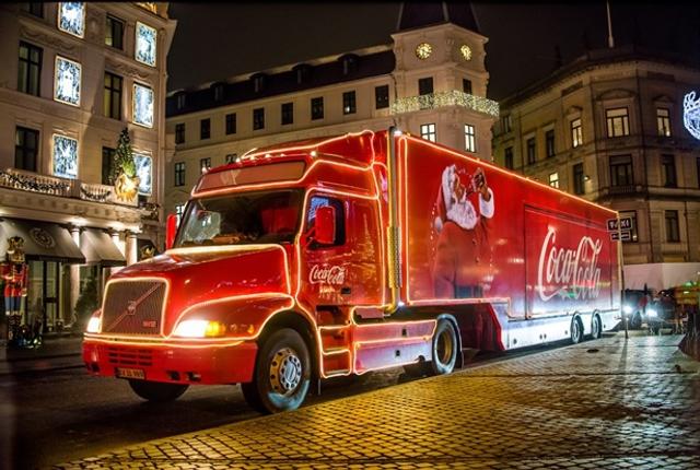 Juletrucken fra Coca-Cola drejer ind ved Meny i Hobro 4. december.