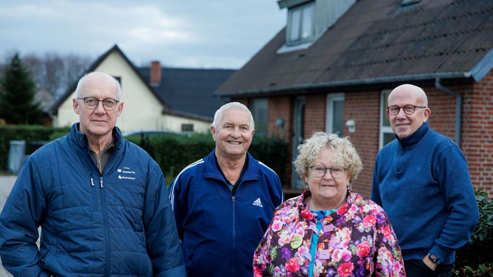 Fire af naboerne, der er godt trætte af røgen og lugten fra et af husene i nabolaget. Fra venstre Claus Skovbo, Jens Borg, Elin Bonderup og Jesper Poulsen. <i>Foto: Bo Lehm</i>