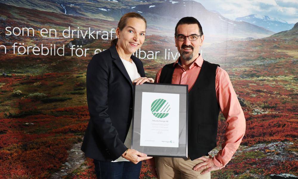 Elisabet Sahlin, hållbarhetschef på Tikkurila, tar emot miljömärkning från Svante Sterner, chef för kemiska byggprodukter på Miljömärkning Sverige, för Fontezinc HR. Elisabet Sahlin, hållbarhetschef på Tikkurila, tar emot miljömärkning från Svante Sterner, chef för kemiska byggprodukter på Miljömärkning Sverige, för Fontezinc HR.