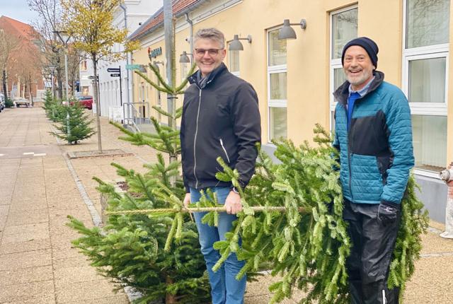 Kim Jørgensen og Jan Lunde har været ude at sætte juletræer op i Brønderslev by.