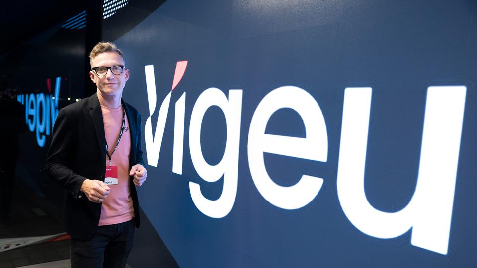 Chefredaktør på Vigeur, Tom Bue, ved Vigeur Live i Musikkens Hus. <i>Foto: Claus Søndberg</i>