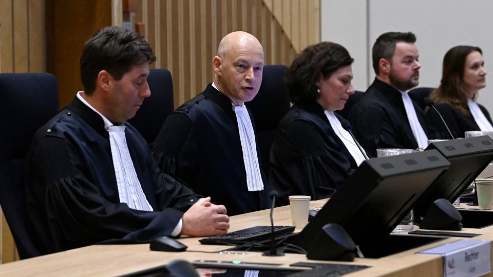 Den ledende dommer, Hendrik Steenhuis (nummer to fra venstre) siger, at russerne Igor Girkin og Sergej Dubinskij samt ukraineren Leonid Khartjenko er "fundet skyldige" i drab og for med fuldt overlæg at forårsage nedskydningen af det malaysiske passagerfly MH17 i 2014. <i>John Thys/Ritzau Scanpix</i>