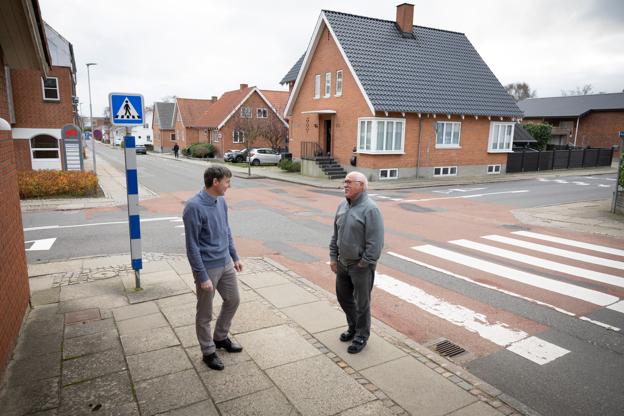 Jørgen Serup Henriksen og Jes Olsen ved det farlige kryds. De to naboer har fem gange på under et år oplevet færdselsuheld lige udenfor deres dør. <i>Foto: Kim Dahl Hansen</i>