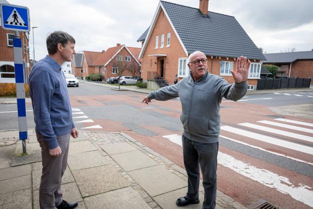 Jørgen Serup Henriksen og Jes Olsen, der bor i henholdsvis Jyllandsgade 28 og 30 i Aars, har på 10 måneder oplevet fem trafikuheld udenfor deres dør. <i>Foto: Kim Dahl Hansen</i>