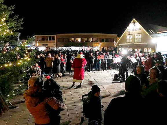 Juletræstænding på Den Grønne Plads sker kl 16 for fuld musik af Bagterp Blæserne.