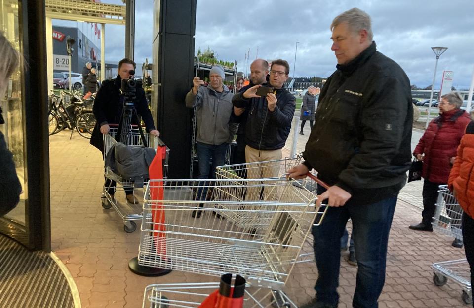 Løvbjerg åbner fredag kl. 8.00 for første gang døren i Frederikshavn og Jan Boye Nielsen har stået klar siden klokken seks. <i>Foto: Marianne Isen</i>