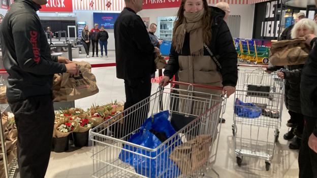Løvbjergs morgenfriske personale sagde velkommen og forærede de første kunder en culottesteg. <i>Foto: Marianne Isen</i>
