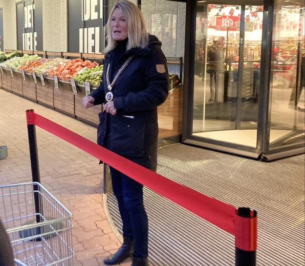 Borgmester Birgit S. Hansen klipper snoren og Løvbjerg åbner for første gang døren i Frederikshavn. Den første nye Løvbjerg butik i 11 år. <i>Foto: Marianne Isen</i>