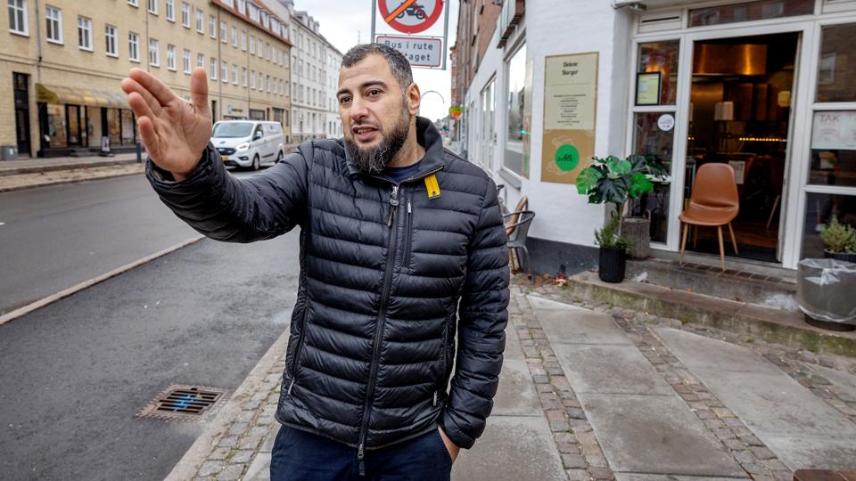 For adskillige erhvervsdrivende har den store mængde vejarbejde haft negative konsekvenser. Sameh El-Soussi er én af dem. <i>Foto: Lars Pauli</i>