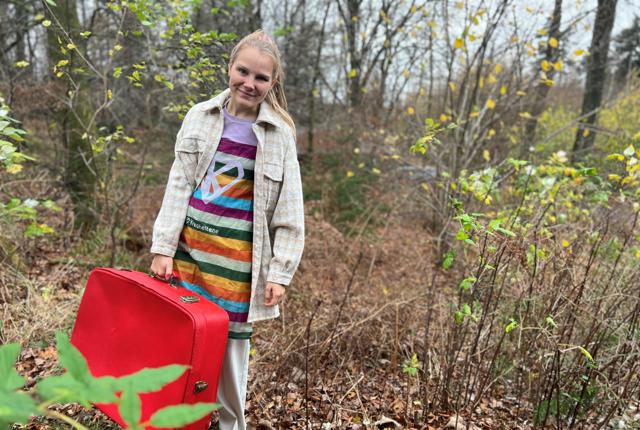 Med sin specialbyggede, røde kuffert er Kreahelten Lise Vandborg på vej på hjemmebesøg hos en familie, der er tilknyttet børnepalliationen i Region Nordjylland.