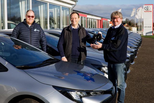 Morsø Taxi og Turisttrafik har købt 26 nye Toyota Corolla - fredag fik Martin Josefsen og Leif Andersen overrakt nøglerne af Kasper Kristensen fra MTH Biler.