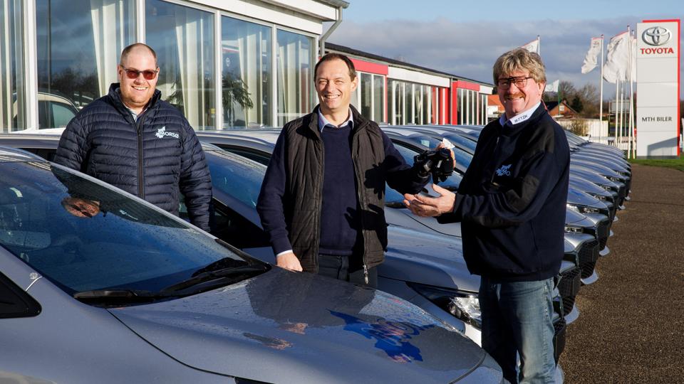 Morsø Taxi og Turisttrafik har købt 26 nye Toyota Corolla - fredag fik Martin Josefsen og Leif Andersen overrakt nøglerne af Kasper Kristensen fra MTH Biler. <i>Foto: Bo Lehm</i>