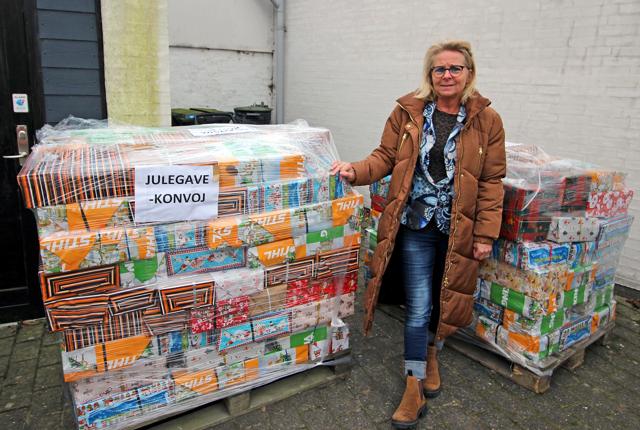 Helle Sørensen fra Skoringen i Dronninglund med to paller julegaver, der nu er på vej til rumænske børn.