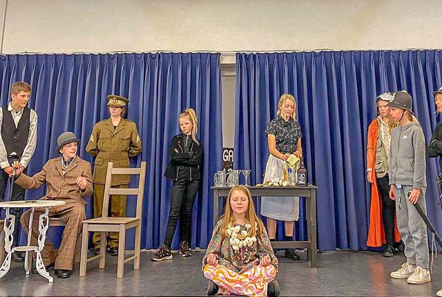 Fredag d. 25. og lørdag d. 26. november opfører Skansespillet to teaterforestillinger i aulaen på Gandrup Skole. "DR-agenter" og "Mysteriet i Landsbyen" er begge skrevet og instrueret til lejligheden af Liane Gjerlev Eriksen.