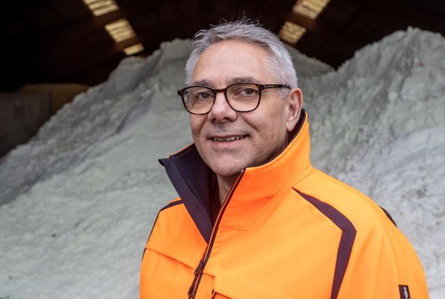 Jammerbugt kommunes vej- og parkchef Flemming Kjeldgaard Larsen har i sommerens løb fyldt salthallerne, så kommunen har cirka 2.000 tons salt på lager til den kommende vinter.