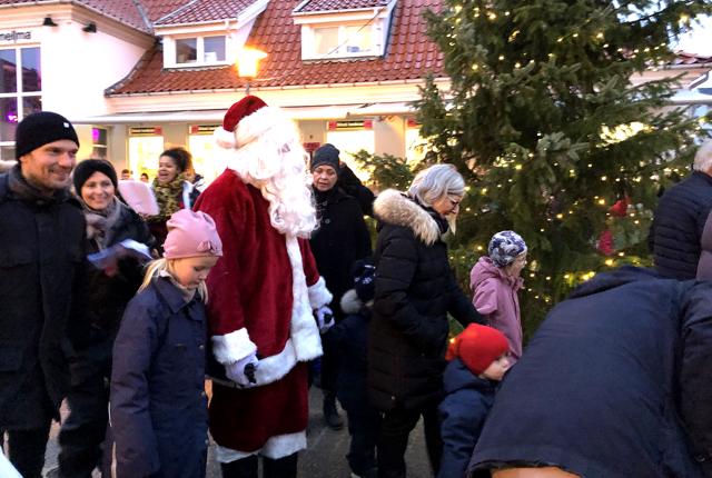 Julemanden kommer traditionen tro og tænder det store juletræ på Torve i Løkken