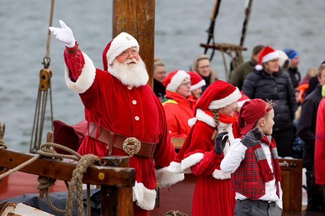 Med vinkel og smil ankom julemanden lørdag formiddag til Honnørkajen i Aalborg. 