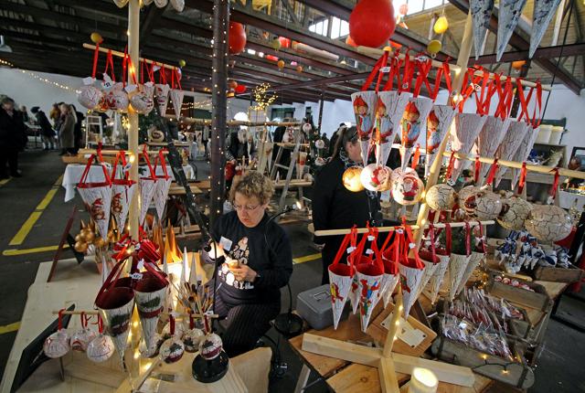 I Jernstøberiet i Asaa kunne man bl.a. købe hånddekoreret julepynt.