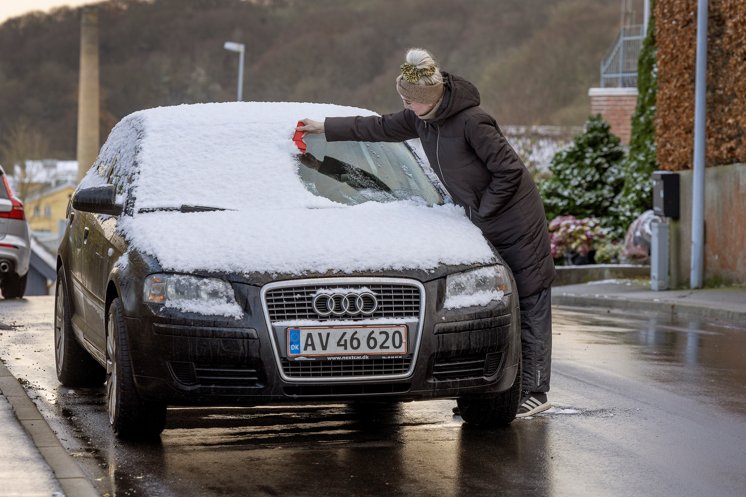 Der var kun kommet lidt sne i Hobro by. Simone Møller fra Hobro igang med at fjerne sne på bilen. Hobro 20 november 2022