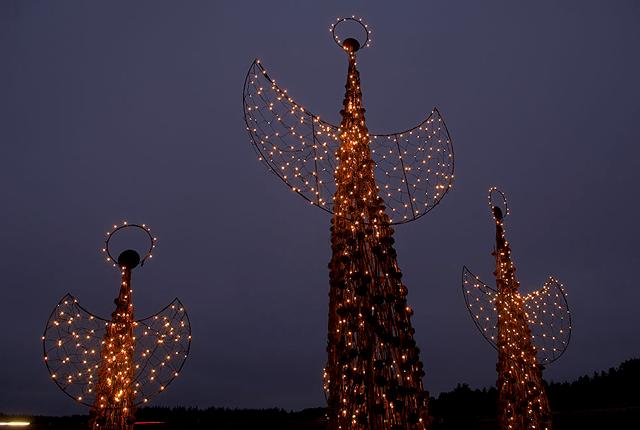 Englene, som hilser velkommen til Skagen, kommer alligevel til at lyse i år.