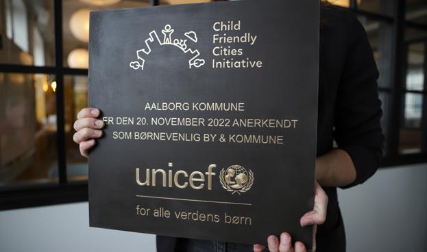 Aalborg Kommune blev søndag hædret som børnevenlig kommune. Hæderen kom fra UNICEF Danmark <i>Foto: UNICEF Danmark</i>
