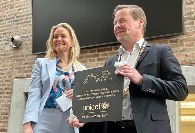 Susanne Dahl,  generalsekretær for UNICEF Danmark, overrakte hædersplaketten til Aalborg-borgmester Thomas Kastrup-Larsen.
