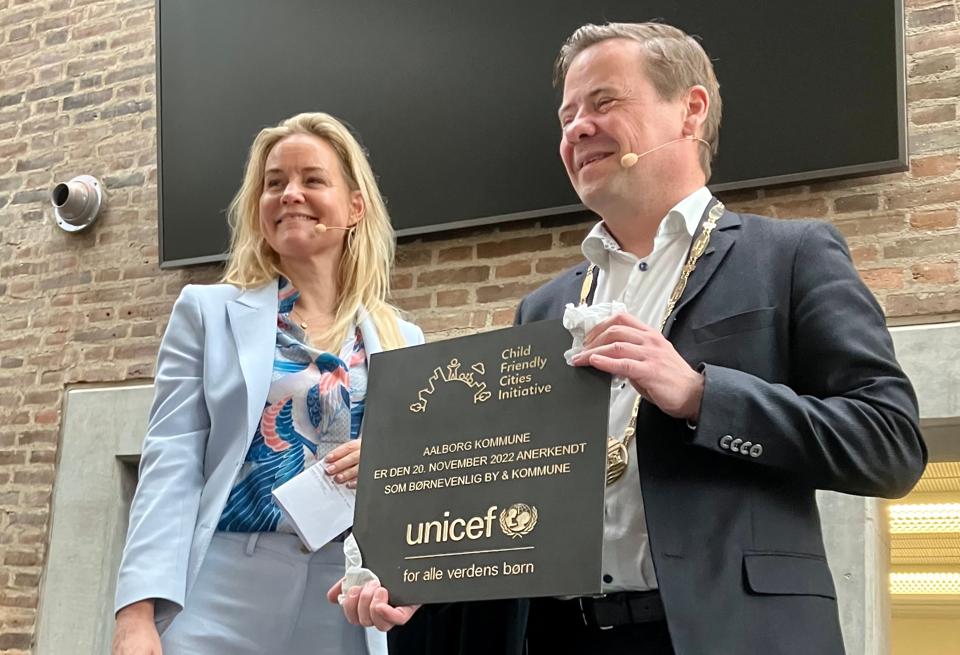 Susanne Dahl, generalsekretær for UNICEF Danmark, overrakte hædersplaketten til Aalborg-borgmester Thomas Kastrup-Larsen. <i>Foto: UNICEF Danmark</i>