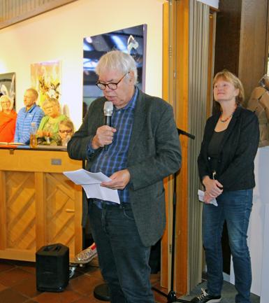 Kunstneren Søren Lyngbye holdt åbningstalen. Til højre ses kunstnerisk leder, Stinne Teglhus.
