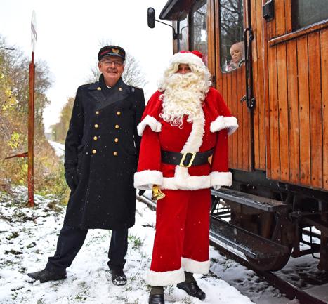 Julemanden modtages af togføreren i Lunddalen.