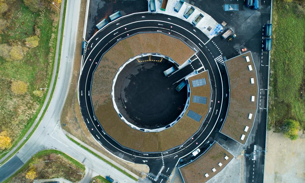 Helsingørs nye genbrugsplads. Arkitekturen betegnes som markant og brugervenlig. Helsingørs nye genbrugsplads. Arkitekturen betegnes som markant og brugervenlig.