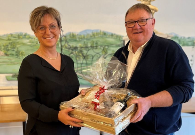 Bettina Bøcker Kjeldsen modtog en gavekasse fra AOFs Råvaremarked med mange lækkerier overrakt af formand for Fællesledelsen Benny Engelsted Karlsen. <i>Privatfoto</i>