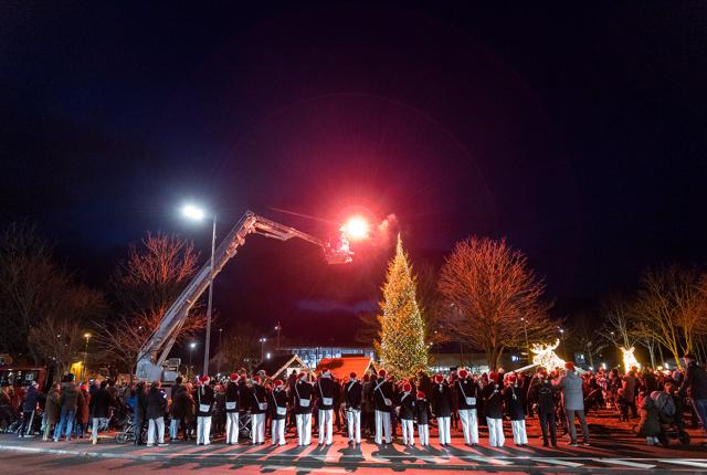 Fredag kl. 17.00 tændes det store juletræ på Rådhuspladsen samt byens øvrige julebelysning.