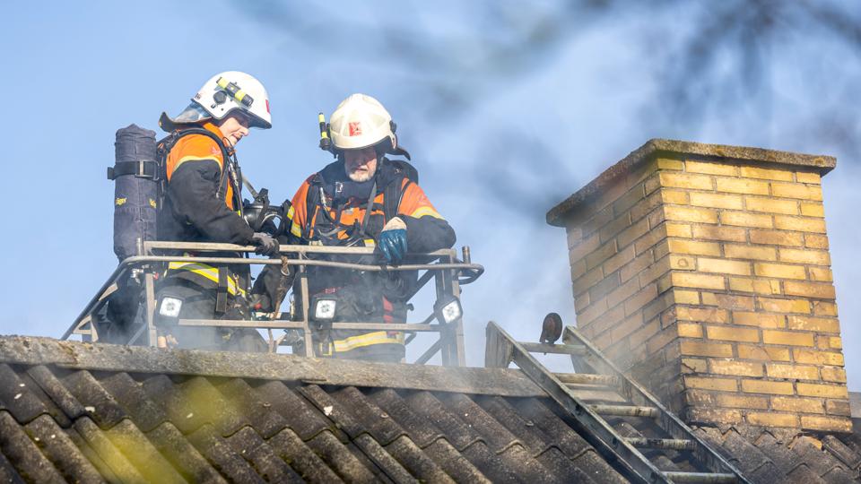 Ilden var gået ud, men brandvæsnet har luftet ud og ventileret, da der var en del røg og sod i huset. <i>Foto: Martél Andersen</i>