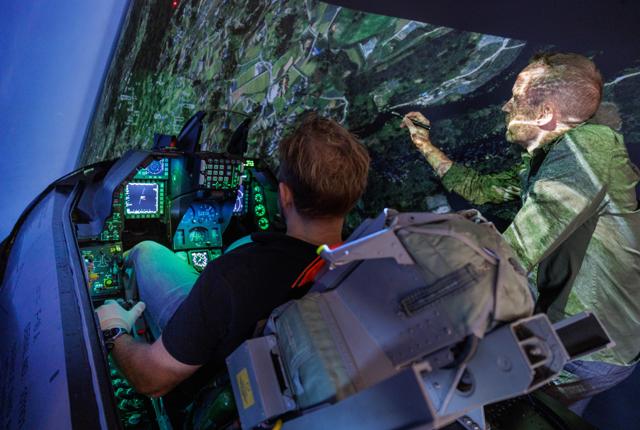 F-16 Sim Experience i Aalborg Lufthavn er den ultimative simulator-mission som jagerpilot.