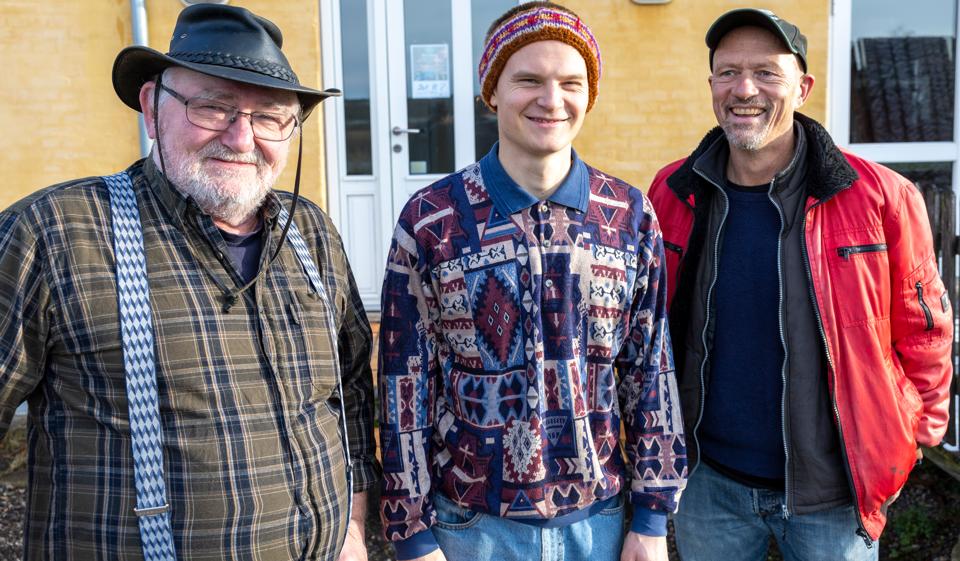 Preben Drastrup (tv.) var med til at købe kroen i 1992. Christian Holmgaard (i midten) er frivillig og leverer økologiske grøntsager til kroen. Peter Søndergaard (th.) er koordinator.  <i>Foto: Kim Dahl Hansen</i>