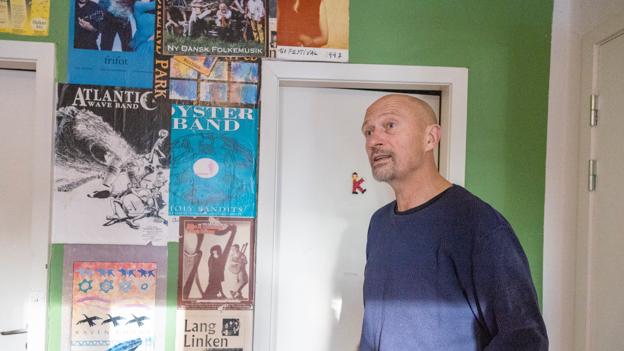Når man kommer ind ad døren på Halkær Kro, bliver man mødt af bandplakater. Folkemusiker Eskil Romme var en del af den flok, som købte kroen, og på den måde blev folkemusik en vigtig del af kroens grundlag. <i>Foto: Kim Dahl Hansen</i>