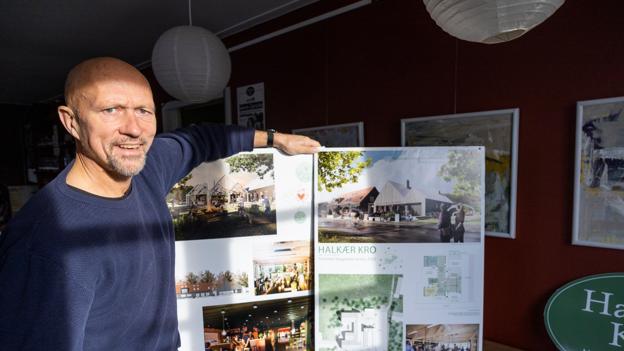 Koordinator Peter Søndergaard viser arkitekttegninger til den nye tilbygning frem. <i>Foto: Kim Dahl Hansen</i>