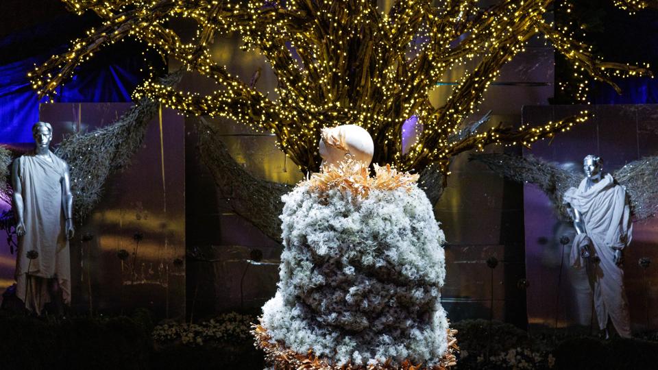 Johnny Haugaards nye udstilling i Hurup er både en juleudstilling og en hyldest til dronning Margrethe. Dronningen er her på vej til den kroning, hun aldrig fik i virkeligheden, med et lysende "fællesskabets træ" i baggrunden.