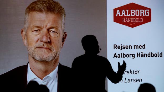 Håndbolddirektør Jan Larsen holdt et meget underholdende og informativt foredrag om Aalborg Håndbold. <i>Foto: Lars Pauli</i>