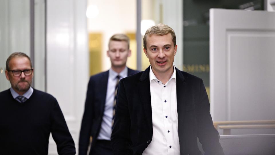 Morten Messerschmidt (DF), René Christensen (DF) og Peter Kofod (DF), efter at de mandag havde været til regeringsforhandlinger i Statsministeriet. Her sagde DF-formanden, at han ser frem til afstemningen om at ophæve hans immunitet. <i>Philip Davali/Ritzau Scanpix</i>