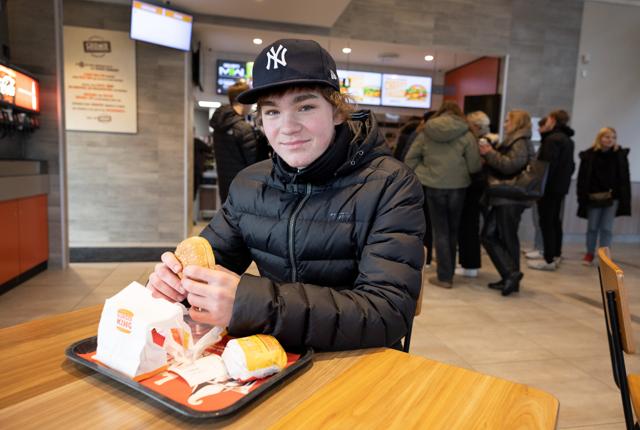 Burger King Frederikshavn gik konkurs i starten af oktober. Nu er den genåbnet med ny chef.  Victor Thomsen var dagens første kunde på åbningsdagen.