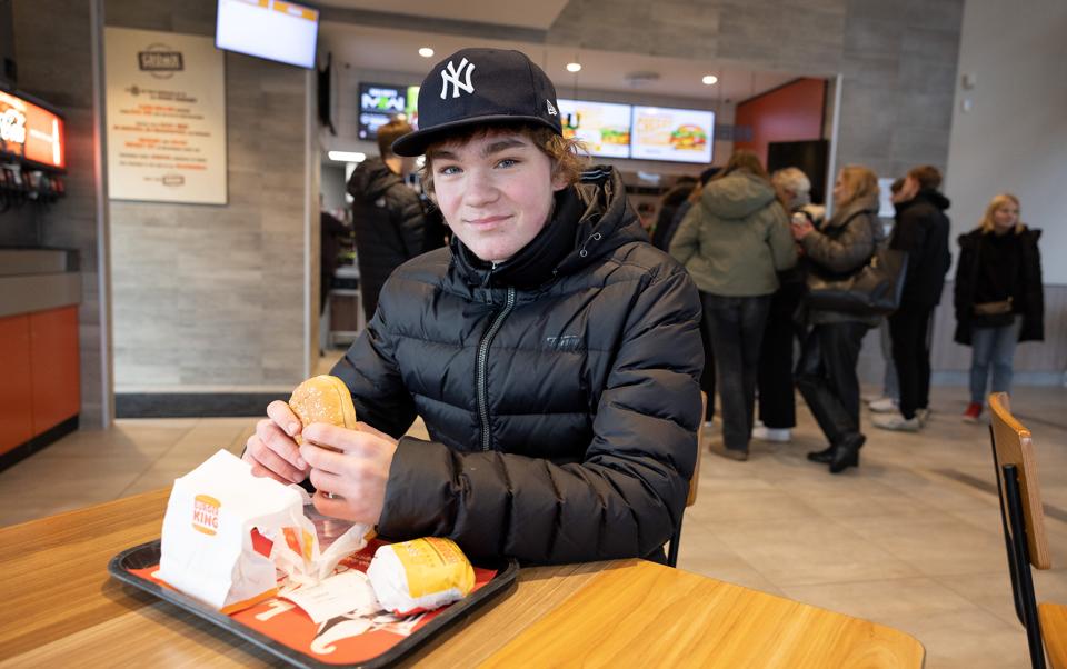 Burger King Frederikshavn gik konkurs i starten af oktober. Nu er den genåbnet med ny chef.  Victor Thomsen var dagens første kunde på åbningsdagen. <i>Foto: Bente Poder</i>