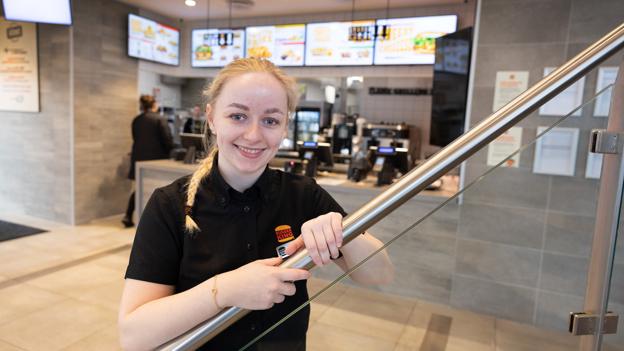 Burger King Frederikshavn er genåbnet med restaurantchef Linette Havsager ved roret. Hun var glad for at se, at der kom en masser kunder ind allerede fra åbningen klokken 10. <i>Foto: Bente Poder</i>