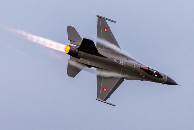 F16-flyet øver sig i luften over Flyvestation Aalborg