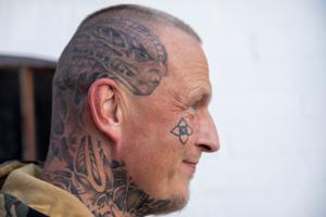Jan betalte 2000 til tatovør - det skulle han aldrig have gjort