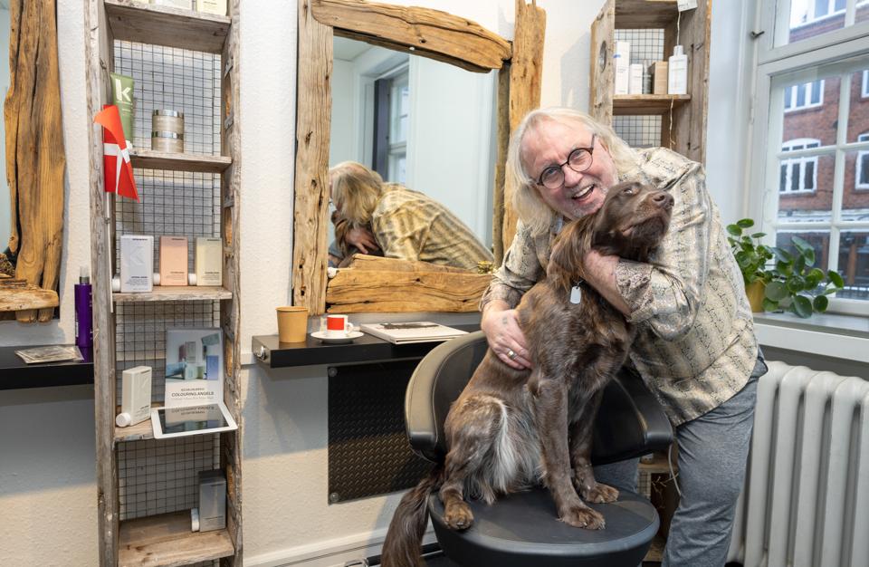 Ivar Pedersen har som regel Zhoko med på arbejde - tirsdag var der åbent i salonen på den nye adresse for første gang. <i>Foto: Bente Poder</i>