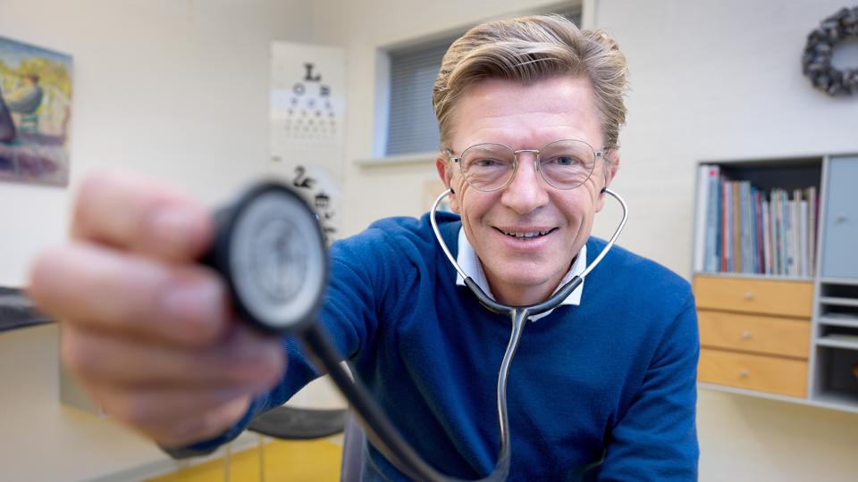 - Jeg elsker at være læge. Sådan siger Carl J. Brandt, der har arbejdet en dag om ugen som vikar i klinikken på Sct. Laurentiivej i syv år. <i>Foto: Bente Poder</i>