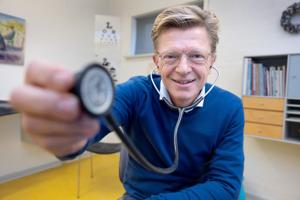 Millioner på kontoen: Alligevel arbejder han som læge i en lille nordjysk by