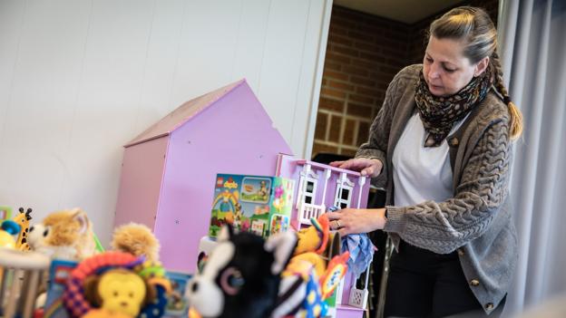 Merethe Kær Larsen har haft sin skolegang i Moseby. Hun søger donationer og medvirker på den måde til, at økonomisk trængte familier kan glæde deres børn med en julegave. <i>Foto: Martin Damgård</i>